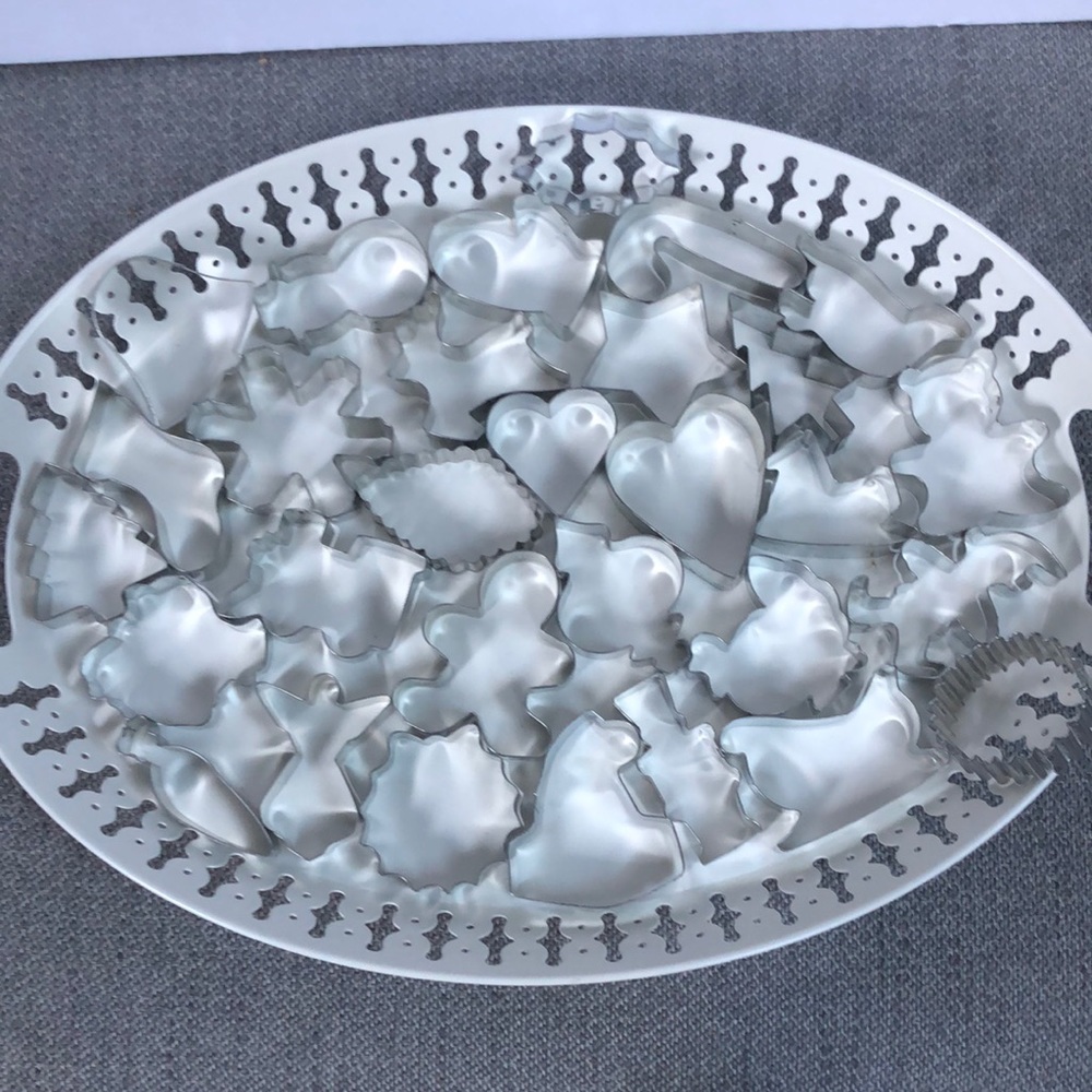 Lot of 30 vintage metal cookie cutter